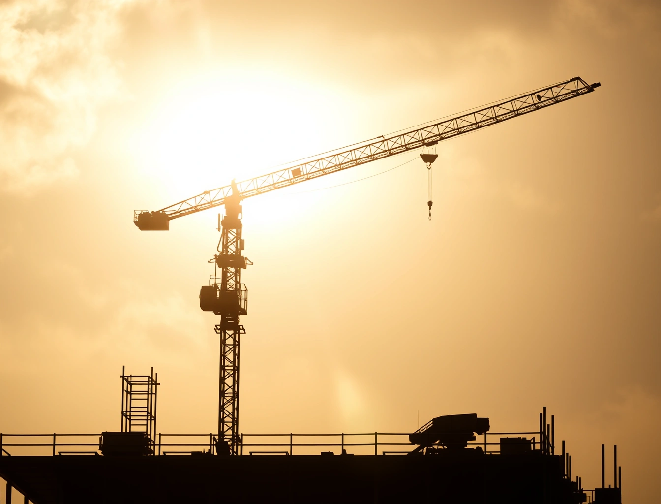 Mini grua instalada na laje de um edifício em construção, com lança estendida