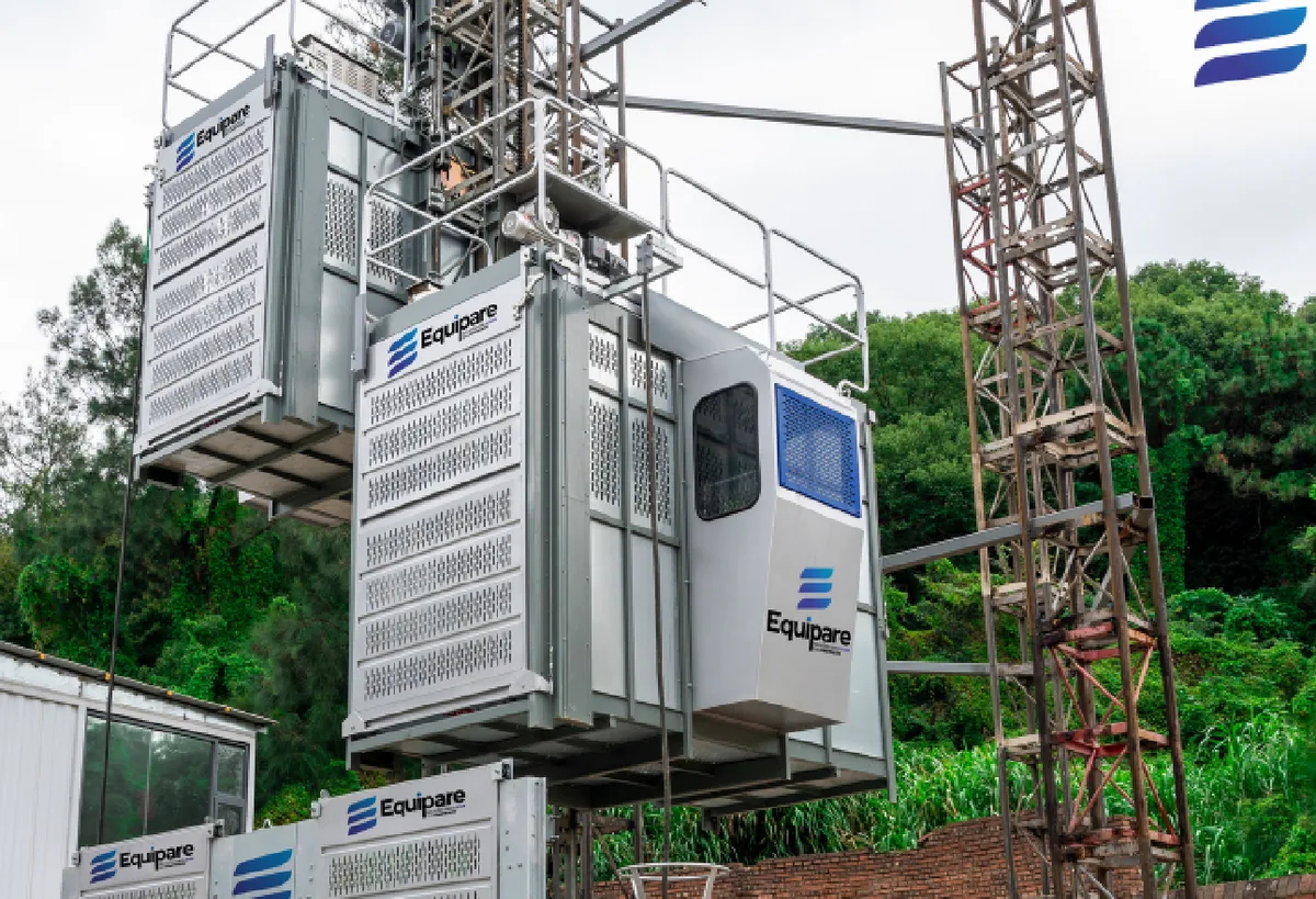 Elevador cremalheira Equipare instalado na fachada de um edifício em construção